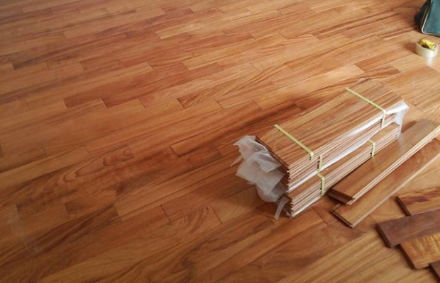 Dùng gỗ thông tự nhiên lót sàn có ổn không ?